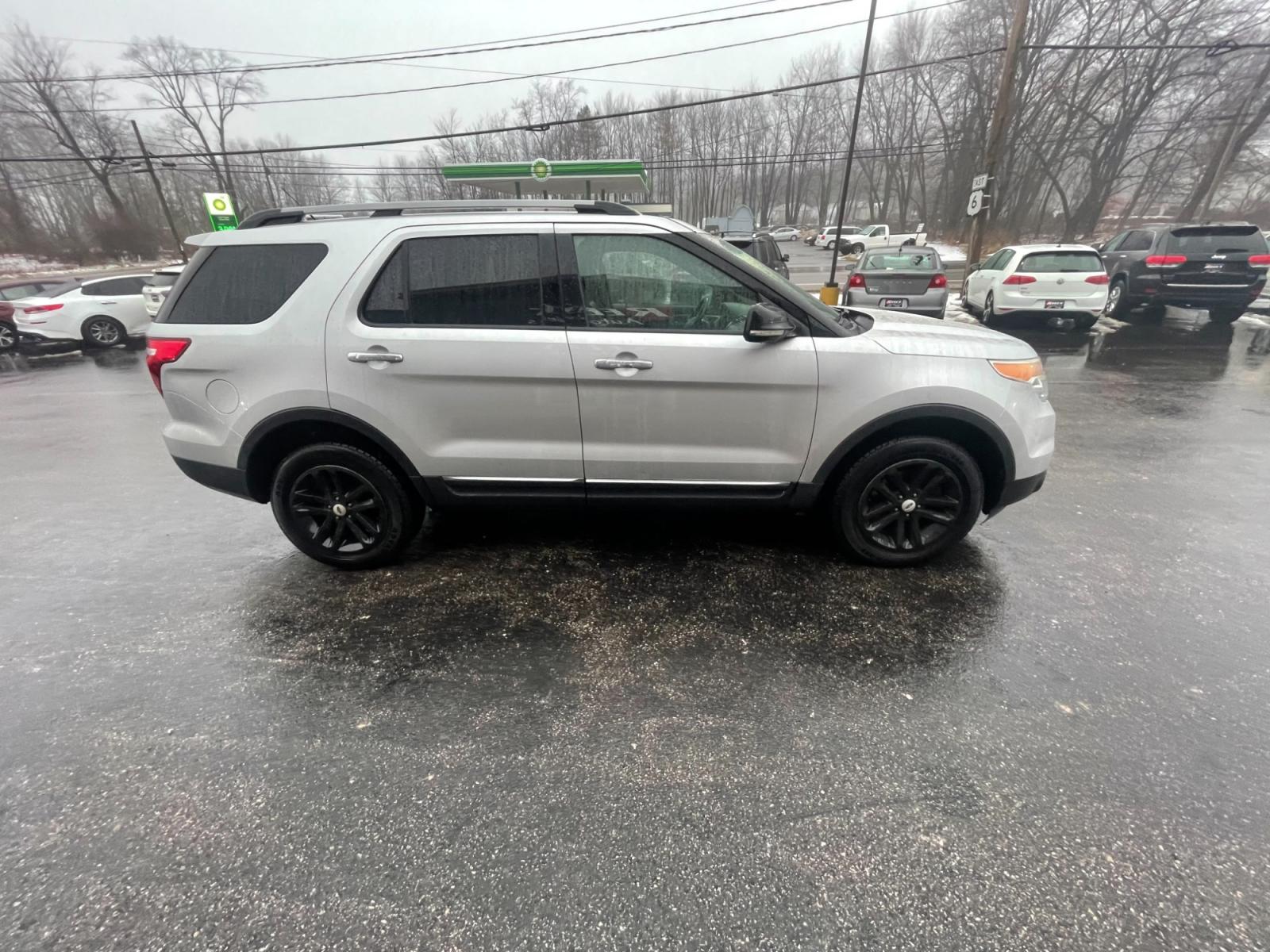 2013 Silver /Black Ford Explorer XLT 4WD (1FM5K8D84DG) with an 3.5L V6 DOHC 24V engine, 6-Speed Automatic transmission, located at 547 E. Main St., Orwell, OH, 44076, (440) 437-5893, 41.535435, -80.847855 - This 2013 Ford Explorer XLT with the 4WD option is powered by a 3.5-liter V6 engine paired with a 6-speed automatic transmission and comes equipped with a tow package capable of pulling up to 5,000 pounds, making it suitable for various towing needs. The inclusion of tri-zone automatic climate contr - Photo #5